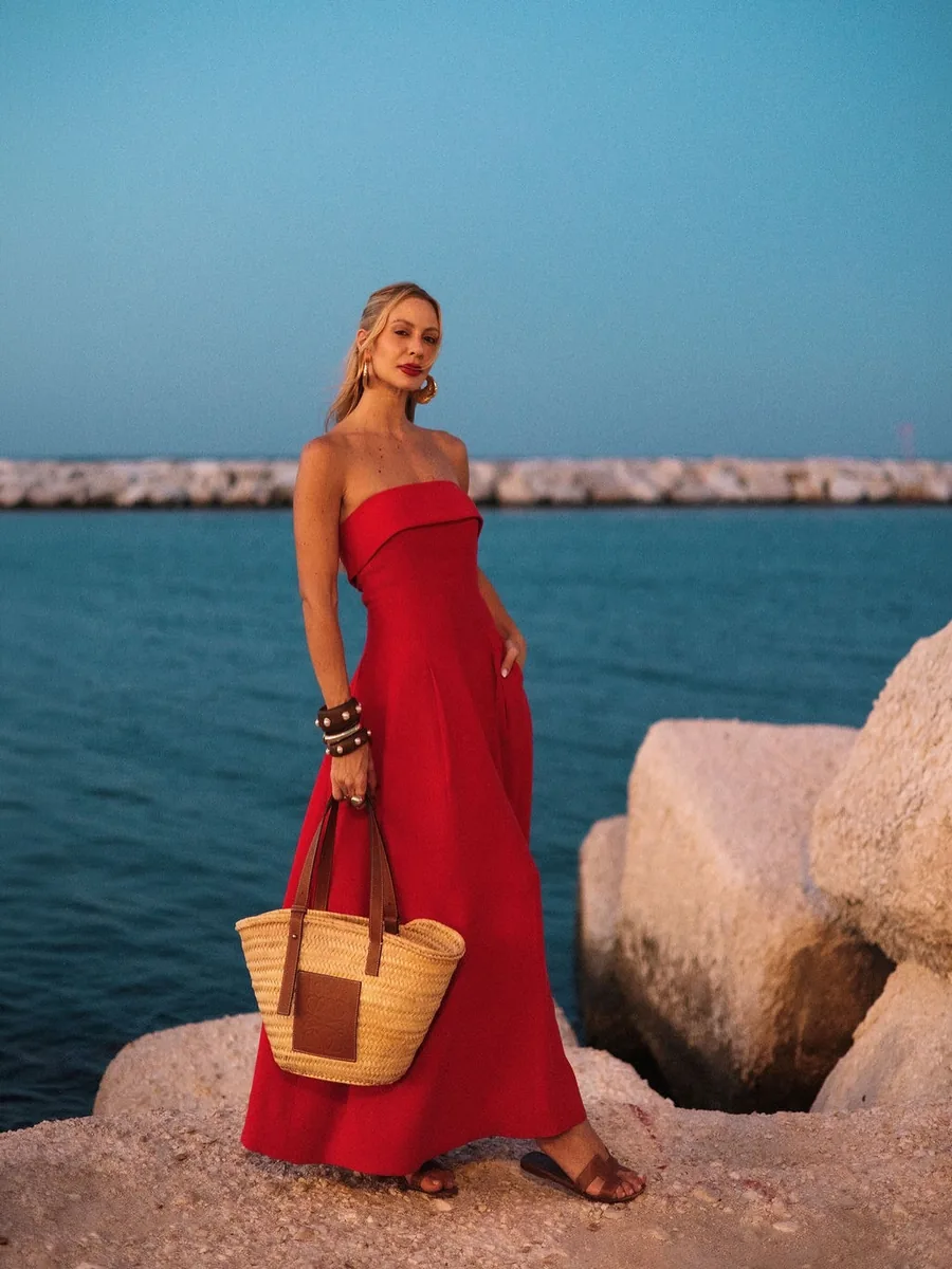 Ingrid Picone com vestido vermelho à beira do mar